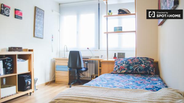 Buena habitación en apartamento de 2 dormitorios en Ciudad Lineal, Madrid