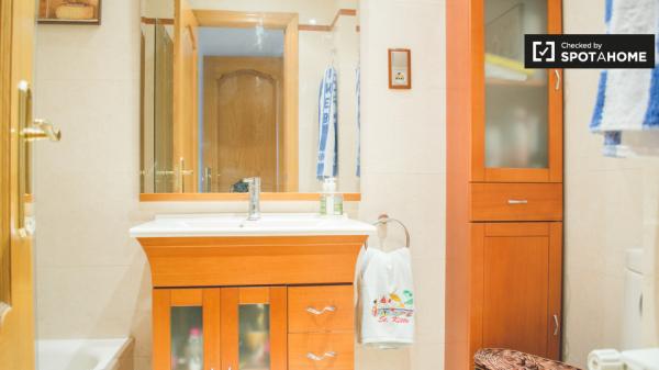 Buena habitación en apartamento de 2 dormitorios en Ciudad Lineal, Madrid