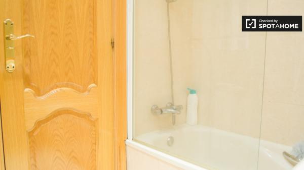 Buena habitación en apartamento de 2 dormitorios en Ciudad Lineal, Madrid