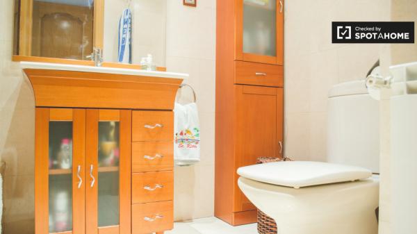 Buena habitación en apartamento de 2 dormitorios en Ciudad Lineal, Madrid