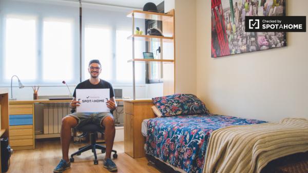 Buena habitación en apartamento de 2 dormitorios en Ciudad Lineal, Madrid