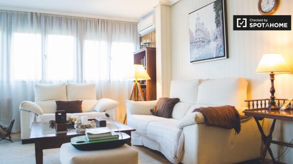 Buena habitación en apartamento de 2 dormitorios en Ciudad Lineal, Madrid