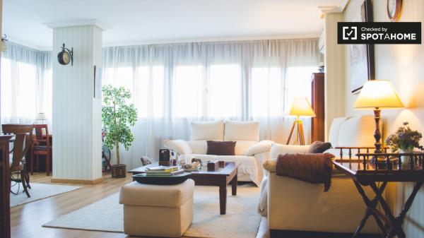 Buena habitación en apartamento de 2 dormitorios en Ciudad Lineal, Madrid