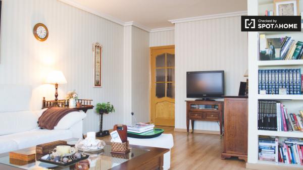 Buena habitación en apartamento de 2 dormitorios en Ciudad Lineal, Madrid