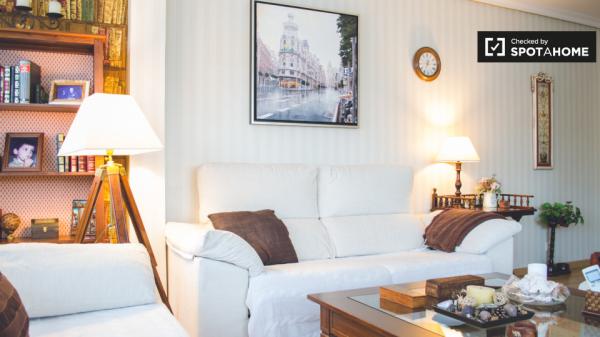 Buena habitación en apartamento de 2 dormitorios en Ciudad Lineal, Madrid