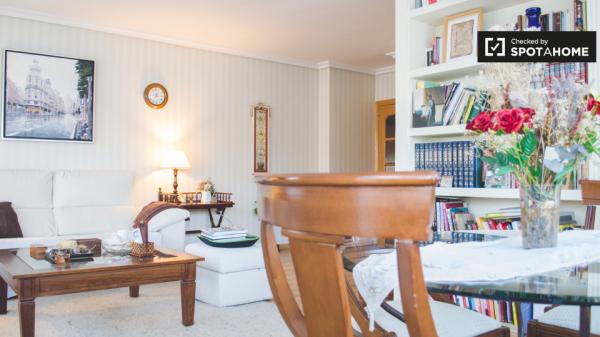 Buena habitación en apartamento de 2 dormitorios en Ciudad Lineal, Madrid