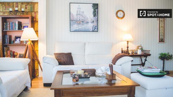 Buena habitación en apartamento de 2 dormitorios en Ciudad Lineal, Madrid