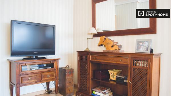 Buena habitación en apartamento de 2 dormitorios en Ciudad Lineal, Madrid