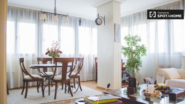Buena habitación en apartamento de 2 dormitorios en Ciudad Lineal, Madrid