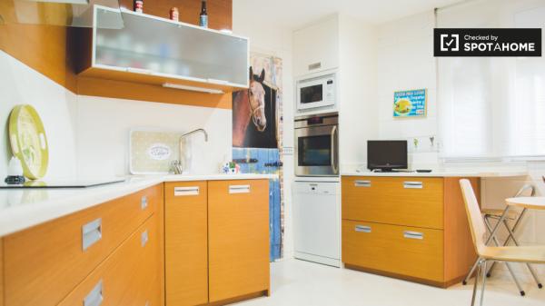 Buena habitación en apartamento de 2 dormitorios en Ciudad Lineal, Madrid