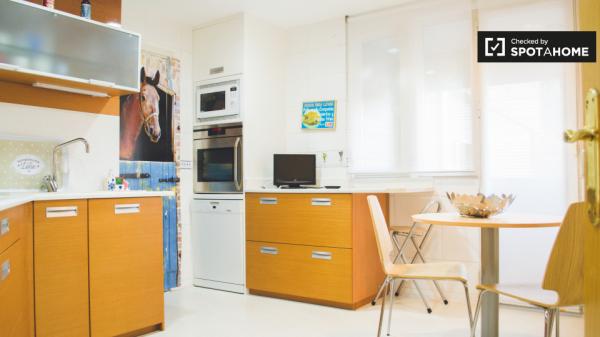 Buena habitación en apartamento de 2 dormitorios en Ciudad Lineal, Madrid