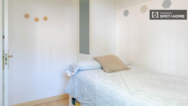 Se alquila habitación en piso compartido de 3 habitaciones en Madrid