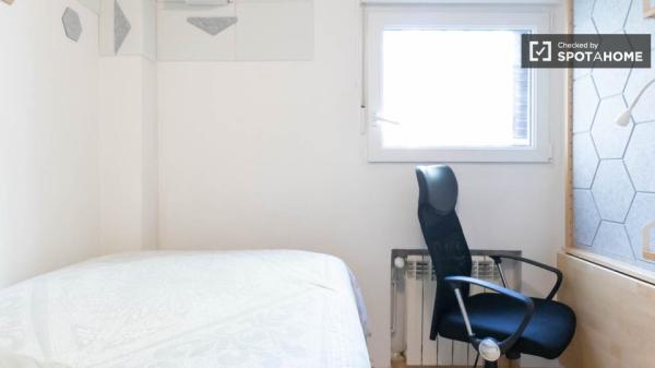 Se alquila habitación en piso compartido de 3 habitaciones en Madrid