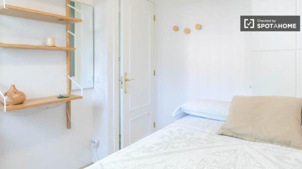 Se alquila habitación en piso compartido de 3 habitaciones en Madrid