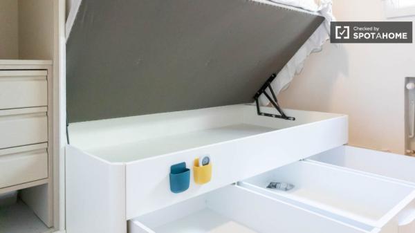 Se alquila habitación en piso compartido de 3 habitaciones en Madrid