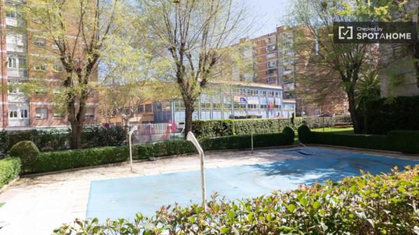 Se alquila habitación en piso compartido de 3 habitaciones en Madrid