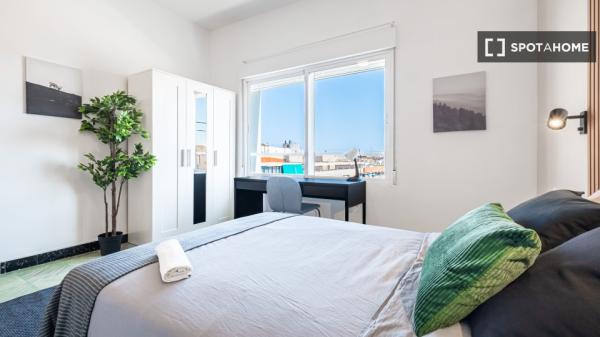 Room in shared 4-bedroom flat for rent in Alicante