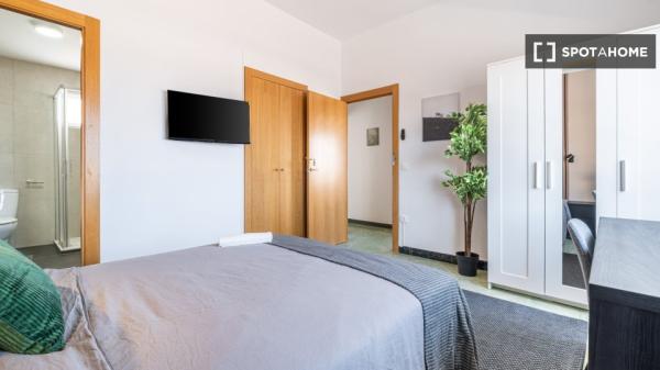 Room in shared 4-bedroom flat for rent in Alicante