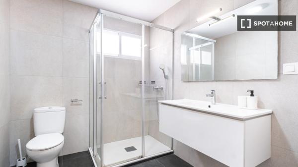 Room in shared 4-bedroom flat for rent in Alicante