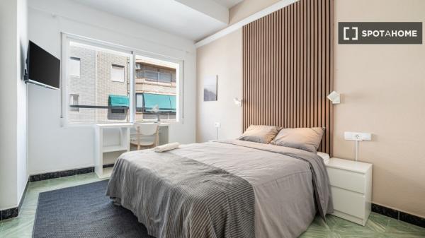 Room in shared 4-bedroom flat for rent in Alicante
