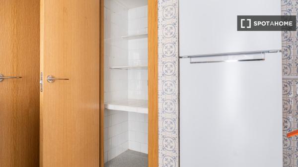 Room in shared 4-bedroom flat for rent in Alicante