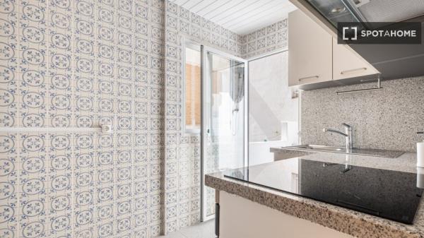 Room in shared 4-bedroom flat for rent in Alicante