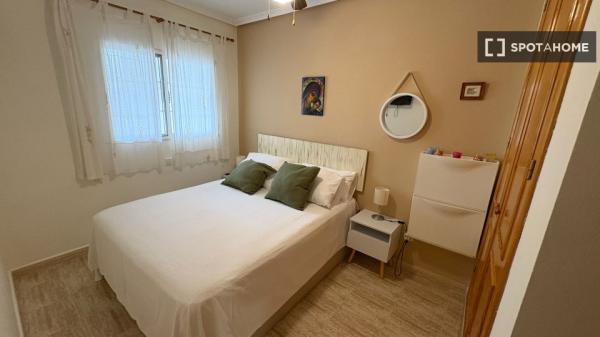 Piso de 2 dormitorios en alquiler en Alicante