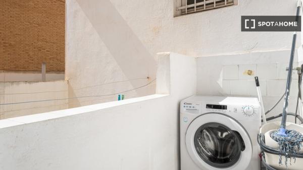 Room in shared 4-bedroom flat for rent in Alicante