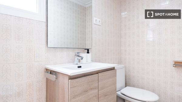 Room in shared 4-bedroom flat for rent in Alicante