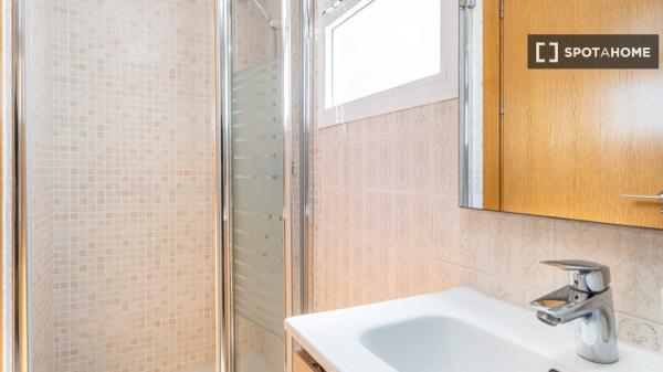 Room in shared 4-bedroom flat for rent in Alicante