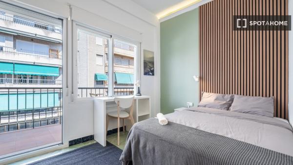 Room in shared 4-bedroom flat for rent in Alicante