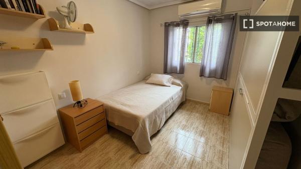 Piso de 2 dormitorios en alquiler en Alicante