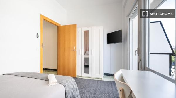 Room in shared 4-bedroom flat for rent in Alicante