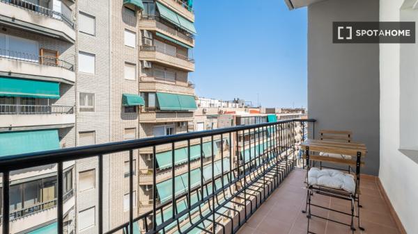 Room in shared 4-bedroom flat for rent in Alicante