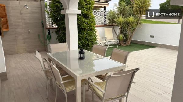 Piso de 2 dormitorios en alquiler en Alicante