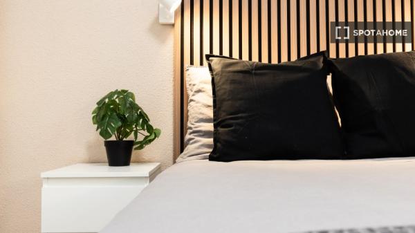 Se alquila habitación en piso compartido, Puerta del Ángel, Madrid.