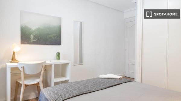 Se alquila habitación en piso compartido, Puerta del Ángel, Madrid.
