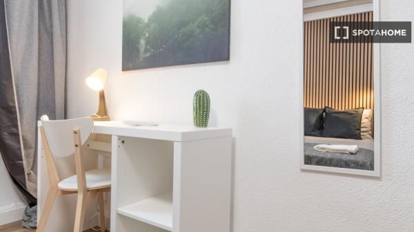 Se alquila habitación en piso compartido, Puerta del Ángel, Madrid.