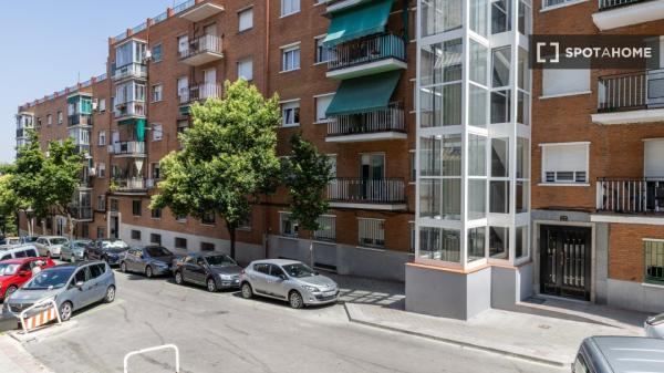 Se alquila habitación en piso compartido, Puerta del Ángel, Madrid.