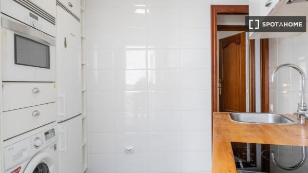 Se alquila habitación en piso compartido, Puerta del Ángel, Madrid.