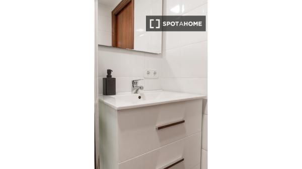 Se alquila habitación en piso compartido, Puerta del Ángel, Madrid.