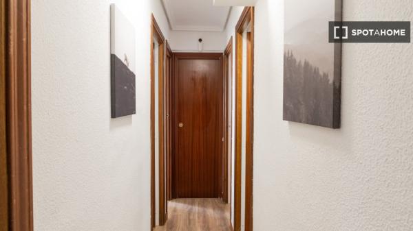 Se alquila habitación en piso compartido, Puerta del Ángel, Madrid.