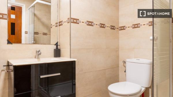 Habitación en piso compartido en alquiler en Pueblo Nuevo, Madrid