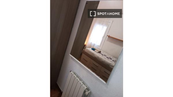 Habitación en piso compartido de 3 habitaciones en alquiler en Congrés, Barcelona