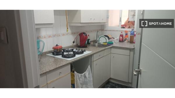 Habitación en piso compartido de 3 habitaciones en alquiler en Congrés, Barcelona