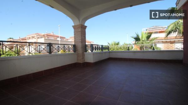 Apartamento de 3 dormitorios en alquiler en Orihuela, Alicante