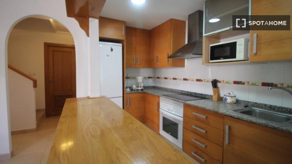 Apartamento de 3 dormitorios en alquiler en Orihuela, Alicante