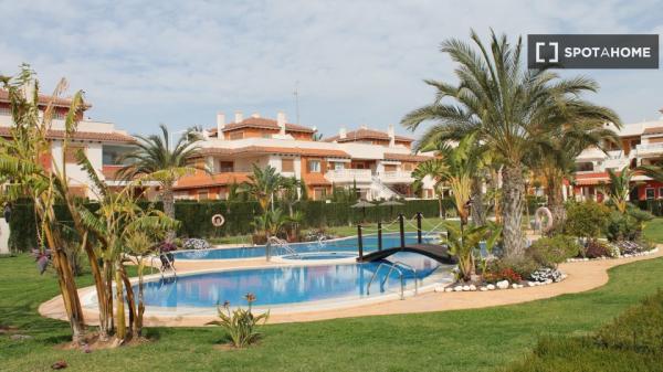 Apartamento de 3 dormitorios en alquiler en Orihuela, Alicante