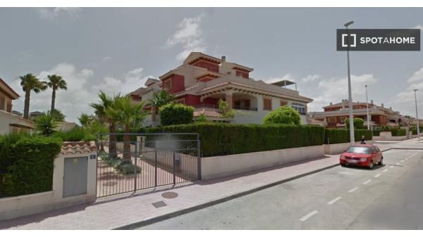 Apartamento de 3 dormitorios en alquiler en Orihuela, Alicante