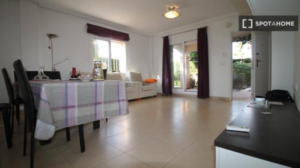 Apartamento de 3 dormitorios en alquiler en Orihuela, Alicante